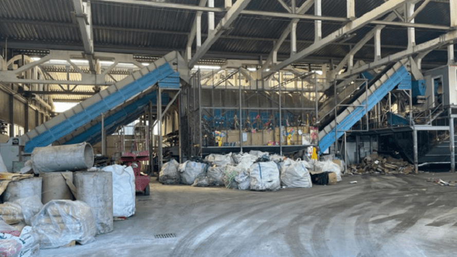 Industrial solid waste shredder